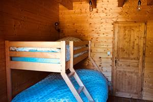 Chambre avec un lit de 140x200 et un lit à étage de 90x200