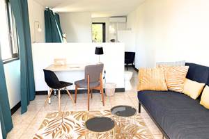 Grande chambre avec son salon en enfilade et un grand bureau pour le télé travail