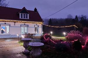Le Moulin de la Planquette se pare de lumières pour les fêtes, un cadre féerique pour un séjour de fin d’année dans un gîte rural en Hauts-de-France.