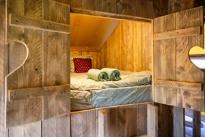 vue ensemble lit cabane éco-lodge sunshine et sunset