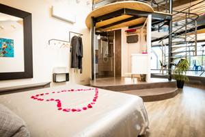 lit soigné queen size vue de la grande suite d'hote star Aigues Mortes