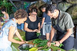 Atelier cuisine creole tri des brèdes1 _ La Sirandane _ credits IRT@La Petite Creole
