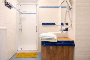 Douche - wc - un lavabo : chambre blanche