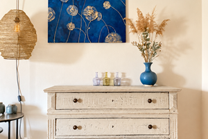 "entre mobilier de caractère, matières naturelles et touches artistiques"