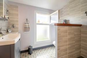 salle-de-bain-blanche-vasque-moderne-gite-olonzac