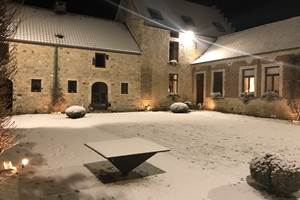 Cour sous la neige