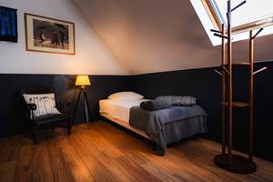 chambre les danseurs: le lit simple
