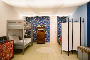 Chambre pour 5 personnes  / Lit double en 160 + Lit Superposé et Lit simple / salle de bain privative