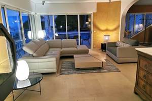 Salon avec vue mer au crépuscule à Cannes