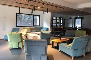 Salon avec banquettes modulables