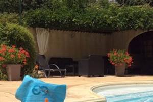 Piscine et chapeau