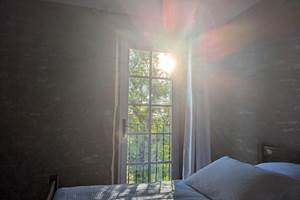 chambre-solaire-saisonnee-soleil-matin-detente-nature-vacances-centres-aveyron.jpg