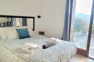 Chambre d'hôtes spacieuse avec accès direct sur une terrasse privative en Corse du Sud.