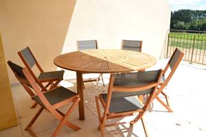 Coin terrasse gîte Harmonie escalier d'accès piscine barbecue plancha à gaz pour vos repas d'été