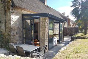 Entrée gîte chaumière, terrasse