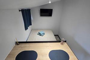 Table haute et Lit CHAMBRE GAUDINA