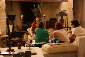 Initiation au Tarot et à la cartomancie : profitez de nos séjours à thème pour découvrir les secrets des cartes sous les voûtes de notre château du Lot.