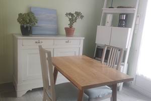 Table avec vue sur la terrasse Une transition naturelle entre l’intérieur et l’extérieur pour savourer chaque instant dans un cadre serein.