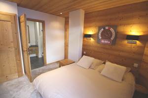 Chambre parentale avec salle de bain (largeur 160, literie neuve)