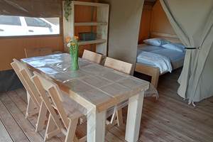 camping-la-perle-creuse-tente safari-5personnes-Colorado-salle à manger