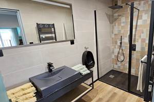 Salle de bain Gay Ugo proche de Bayonne, Biarritz et des plages de Ondres et Capbreton.