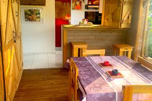 Coin repas sur la terrasse avec cuisine attenante