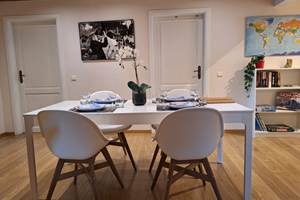 11-table-a-manger-vue-differente-gite-lecureuil-namur-wepion-jpg