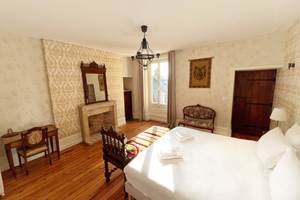 La Maison Voyage 41 - vue ensemble lit King Size, cheminée, bureau - Chambre Chateau