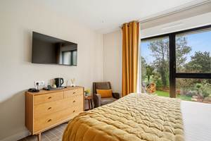 chambre-superieure-hotel-arradon-vue-jardin-golfe-du-morbihan