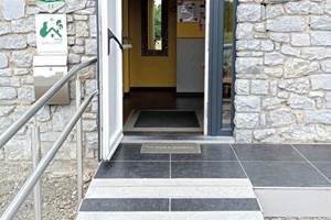 Rampe d'entrée avec main courante