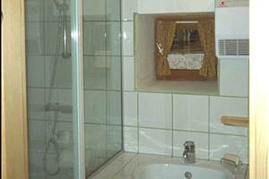 Sdb avec douche italienne.