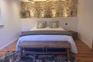 chambre-lit-king-size-pierres-apparentes-gondrexange-moselle