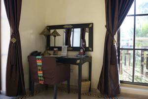 Le bureau de la chambre Ebène, il peut aussi servir de coiffeuse pour les dames - villa Aalma d'Or à Marrakech-