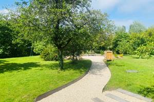 Path to picnic area