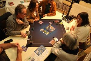Déconnexion totale au Château Ludique : retrouvez le plaisir des jeux de société en famille ou entre amis lors de nos soirées thématiques dans le Lot.
