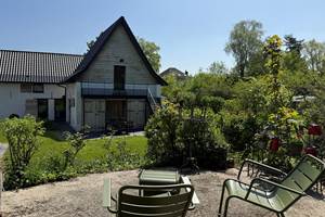 Vue depuis la terrasse sur les dépendances et le jardin bucolique