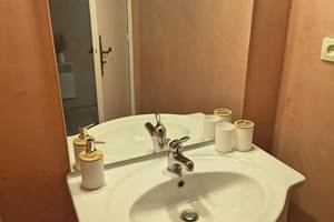 lavabo-salle-de-bain-chambre-verdoyante-saisonnee-centres-aveyron