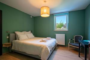 Les Eucalyptus, lit boxspring et vue sur le potager
