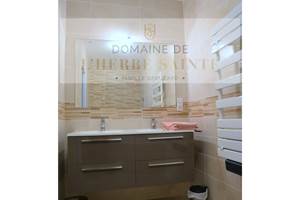 Double vasque et sèche serviettes de la salle de bain du gîte artémisia