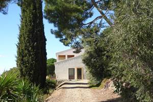 Côté cuisine de la salle de réception et de 1er espace extérieur pour évènements