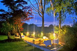Jardin éclairé le soir