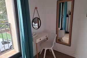 Coiffeuse et miroir dans la Chambre Bleue, chambre d’hôtes près de Pézenas.