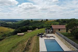 vue-aérienne-piscine-gîte-lodges