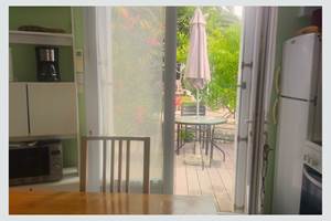 Table avec vue sur la terrasse Une transition naturelle entre l’intérieur et l’extérieur pour savourer chaque instant dans un cadre serein.