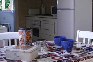 location-maison-grospeiller-cuisine-petit- déjeuner