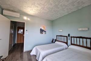 chambresuprieurelitsjumeauxhotel-ambeille