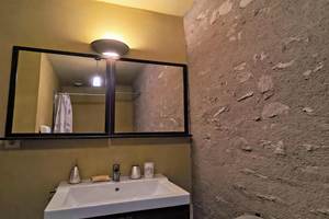 chambre-solaire-salle-de-bain-lavabo-mur-pierre-centres-aveyron
