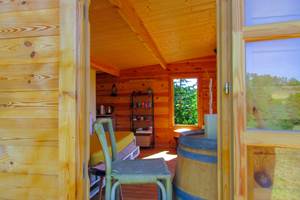 chalet cocooning avec coin repas, salle de bain et toilettes