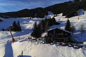 Parking devant et pistes sur l'arrière