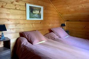 chambre à étage avec 2 lits simple